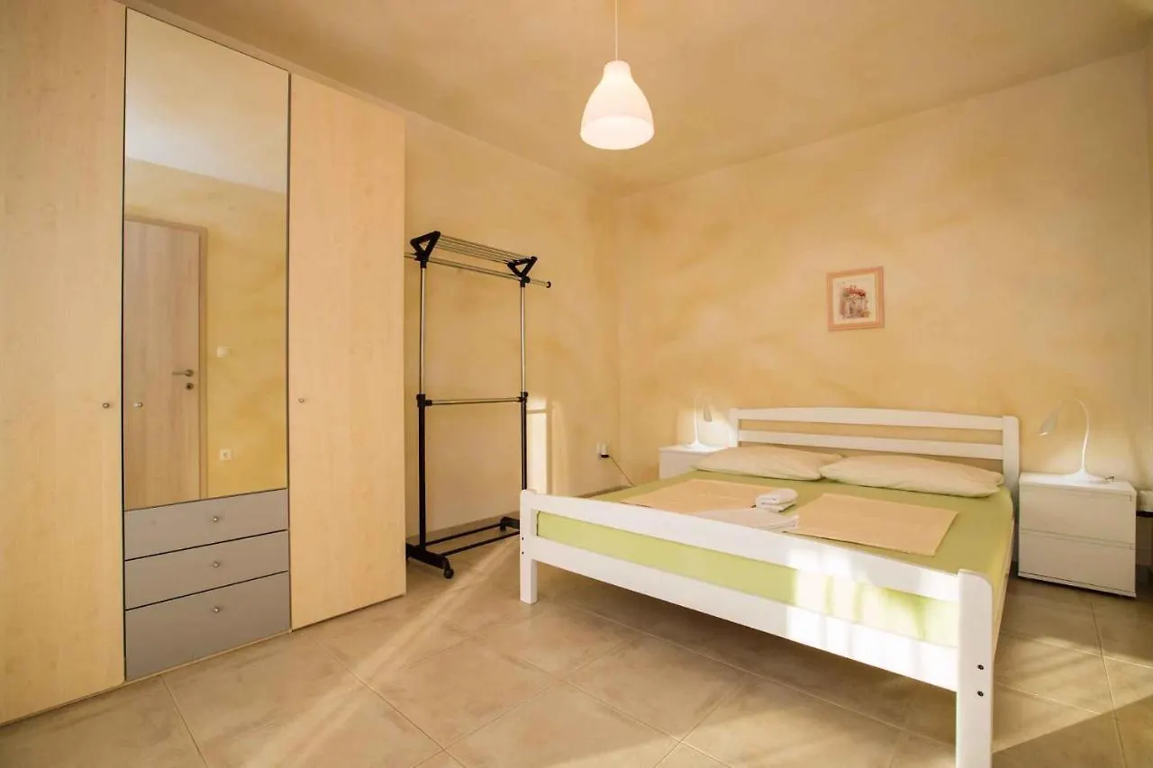 Apartments In Rab - Insel Rab 42670 Barbat na Rabu