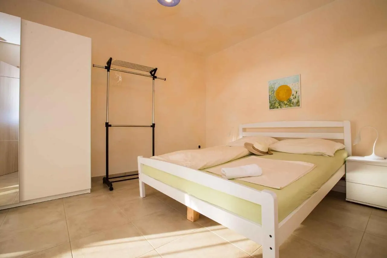 Apartments In Rab - Insel Rab 42670 Barbat na Rabu