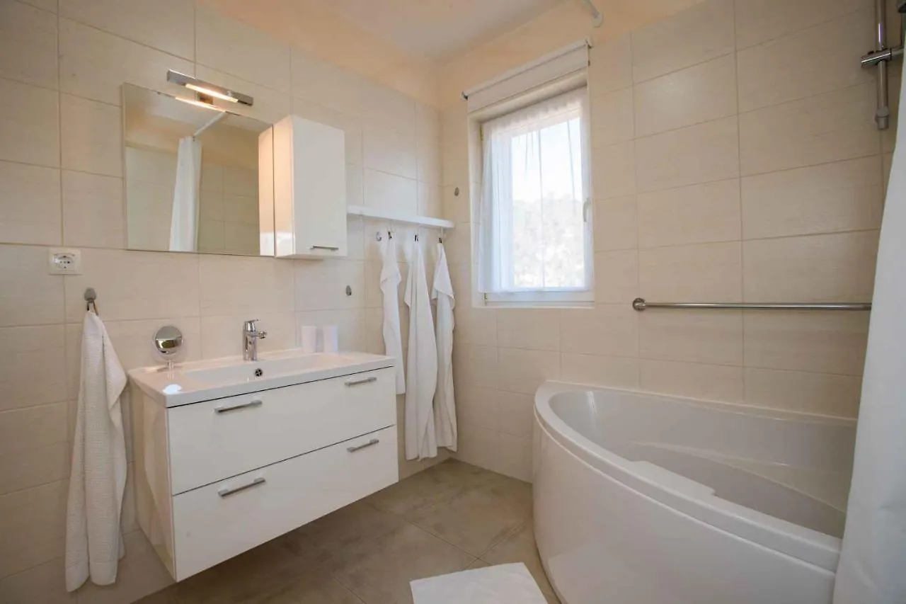 Apartments In Rab - Insel Rab 42670 Barbat na Rabu